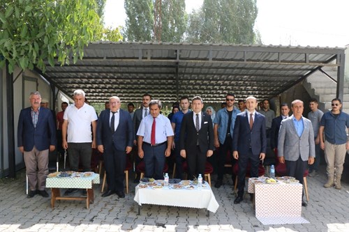 Kaymakamlığımız ve Doğu Anadolu Projesi İşbirliği ile İlçemizde Arı Kovanı Dağıtımı Gerçekleştirildi